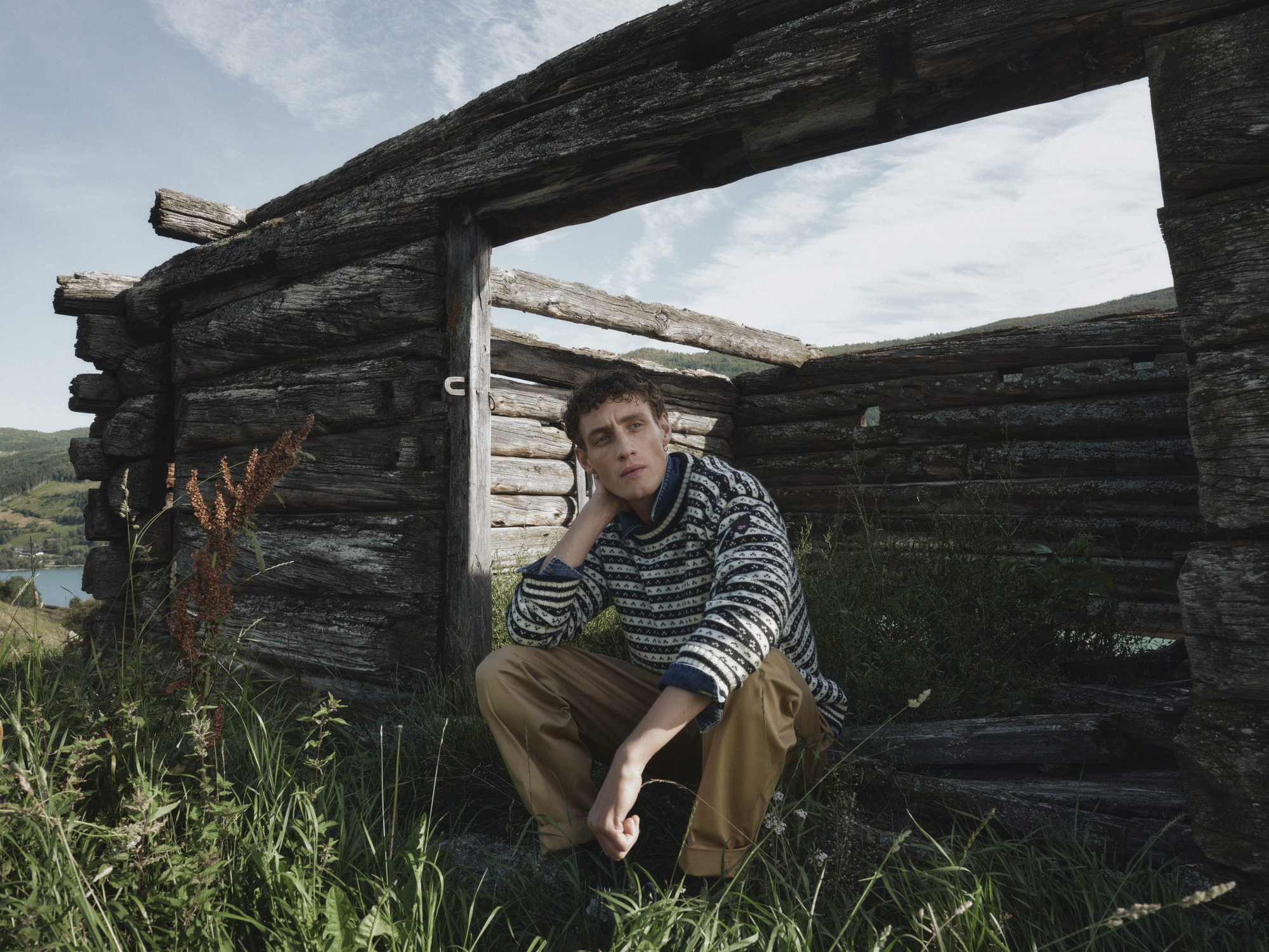 Skipsleia genser. Svart og hvit. Mannlig modell med ny genser fra Dale of Norway